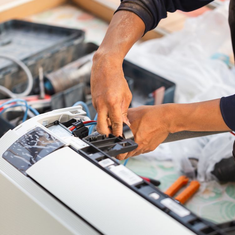 فني خبير يقوم بإصلاح مكيف سبليت في منزل بالرياض